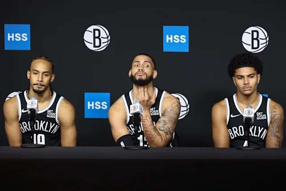 אמארי ביילי במדי ברוקלין (משמאל) , Brooklyn Nets
