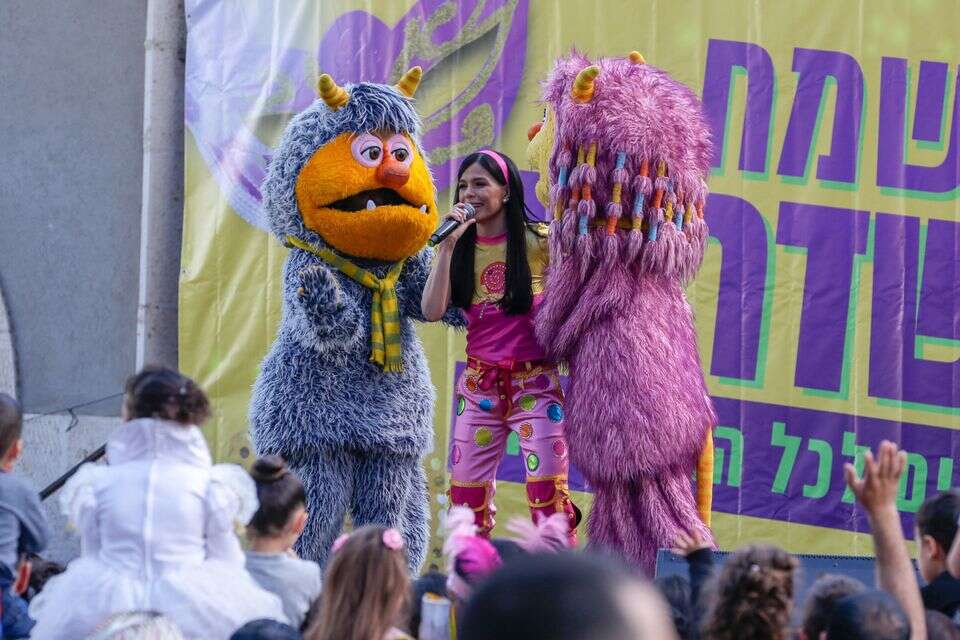 מיכל הקטנה על הבמה , יהודה פרץ