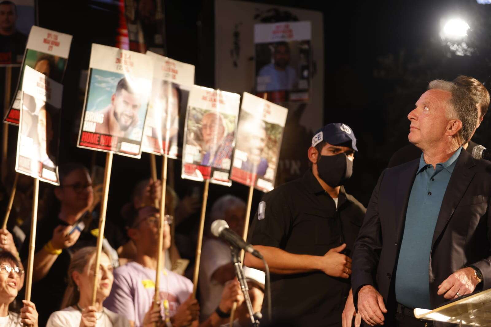 וויטקוף על רקע שלטי החטופים , יהושע יוסף