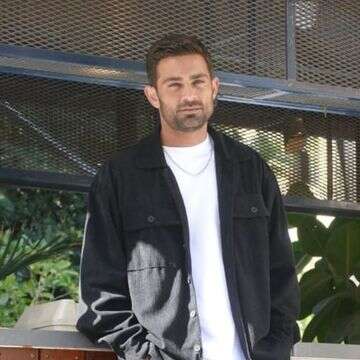 בתפקיד הרב: גיא איתן