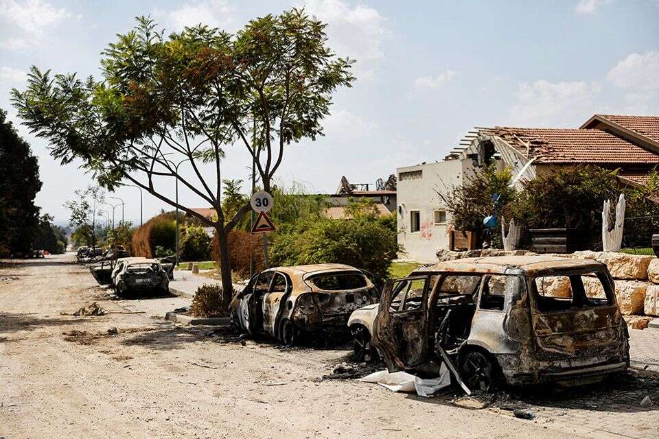 מכוניות שרופות בקיבוץ בארי , רויטרס
