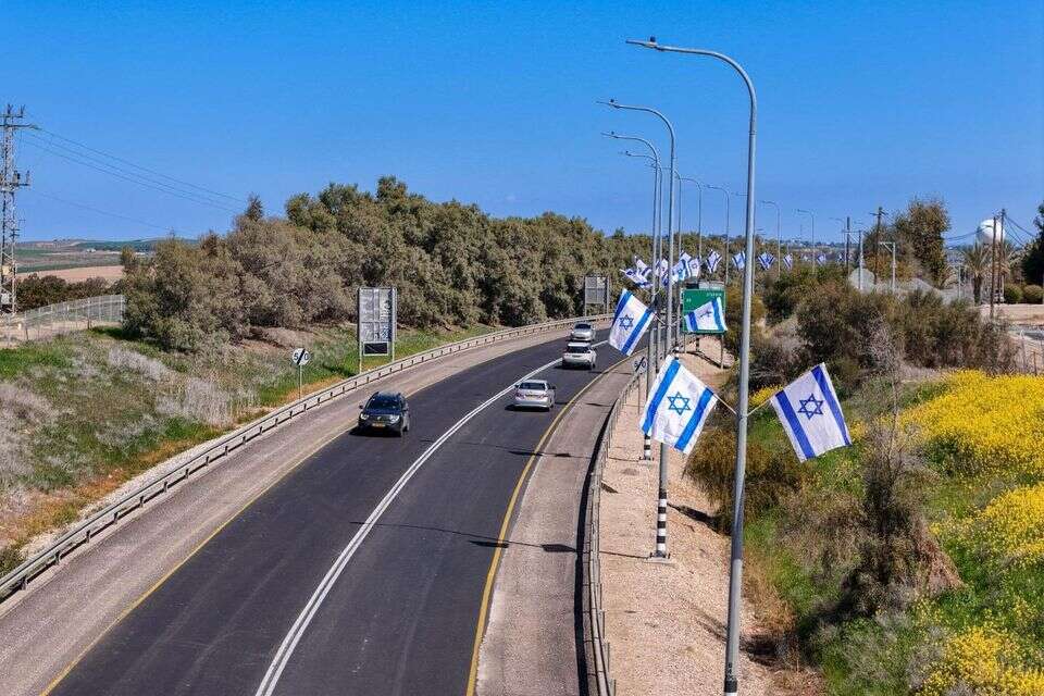 תליית דגלים בציר לקראת שובם של החטופים , חברת נתיבי ישראל