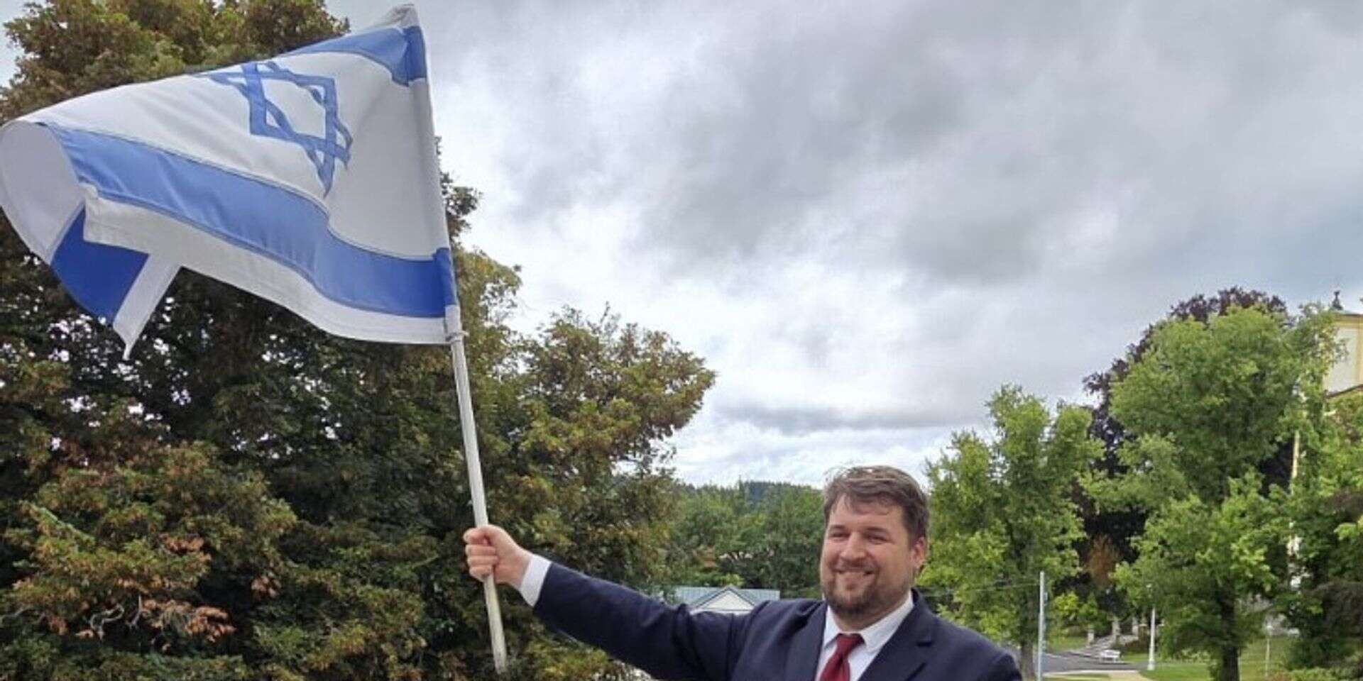 דגל ישראל בכניסה למלון , צביה בלום