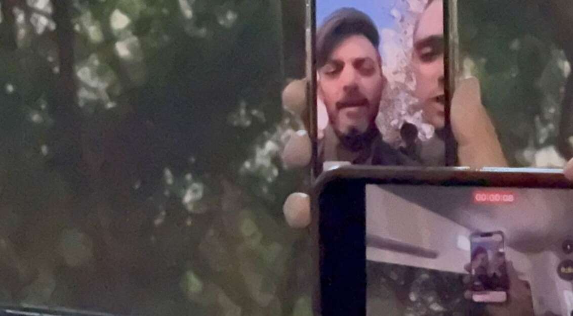 דוד קוניו בשיחה עם משפחתו , ללא קרדיט