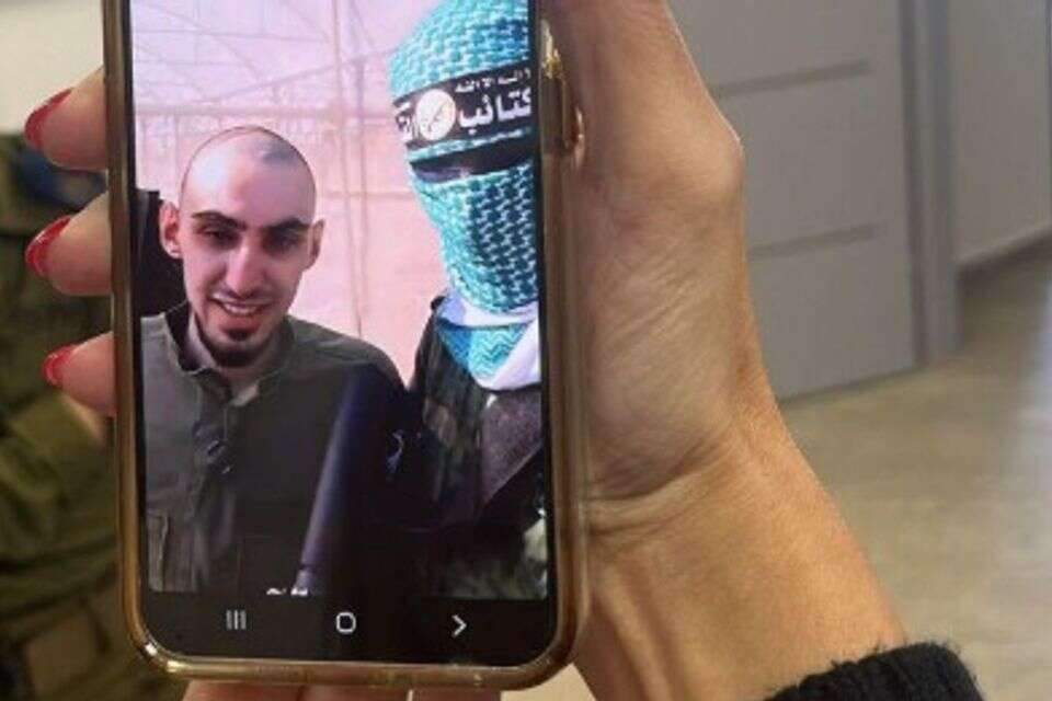 רום ברסלבסקי משוחח עם משפחתו , ללא קרדיט