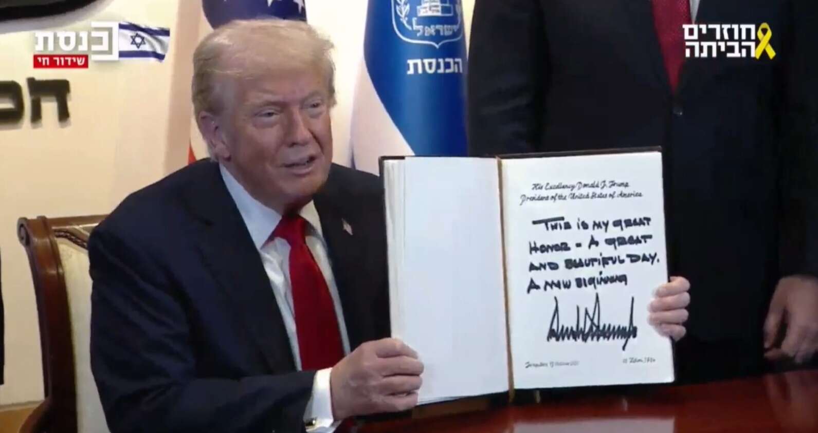 טראמפ מציג את חתימתו בספר האורחים בכנסת , .