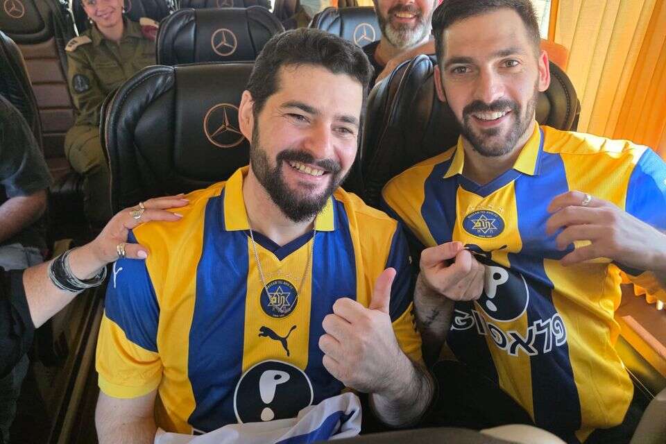 גלי וזיו ברמן עם חולצות מכבי תל אביב , באדיבות המשפחה