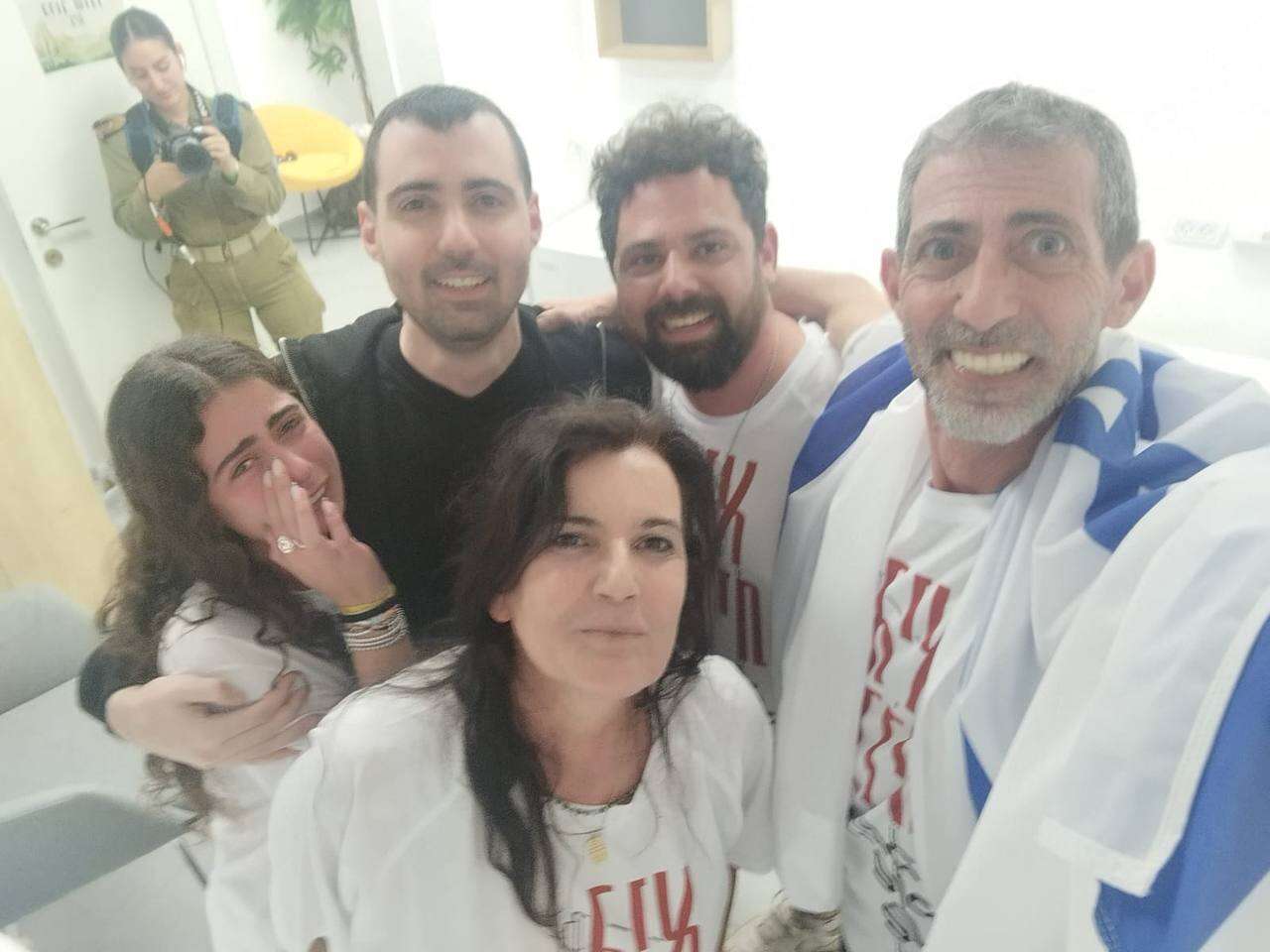 גיא גלבוע דלאל עם משפחתו , ללא קרדיט