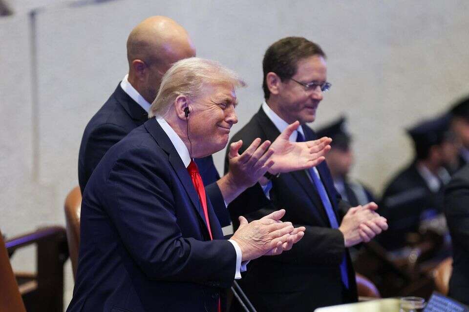 טראמפ מתקבל במחיאות כפיים סוערות , אורן בן חקון