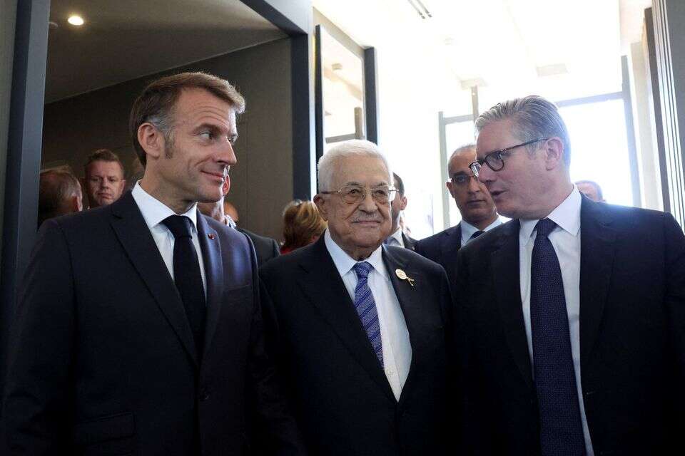 נשיא צרפת עמנואל מקרון (משמאל), נשיא הרשות הפלשתינית מחמוד עבאס (אמצע) וראש ממשלת בריטניה קיר סטארמר (מימין) ,