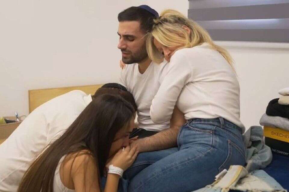 שגב כלפון מתאחד עם משפחתו , .
