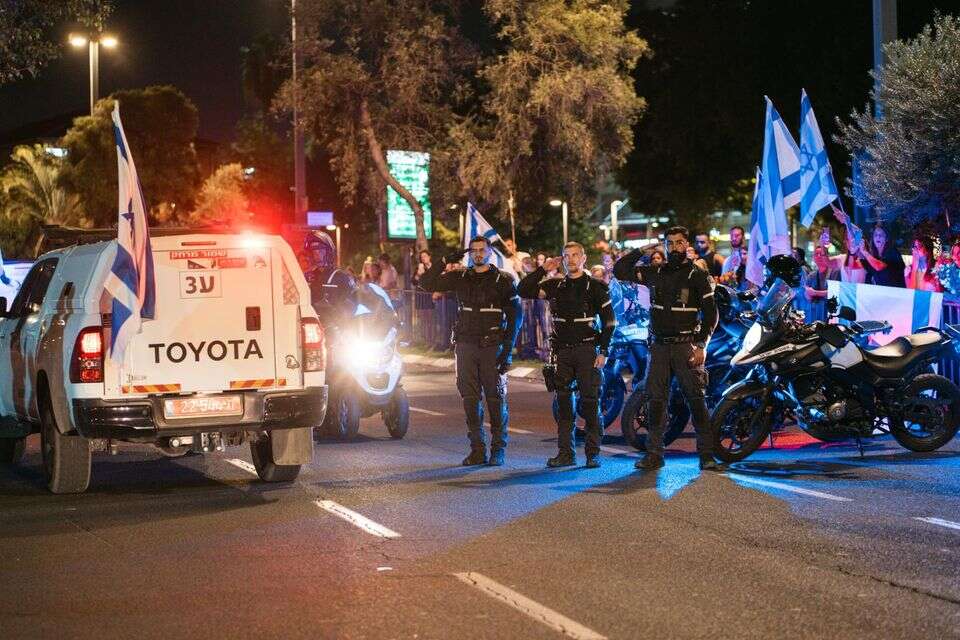 שיירת ארונות ארבעת החטופים החללים מגיעה למכון לרפואה משפטית , דוברות המשטרה