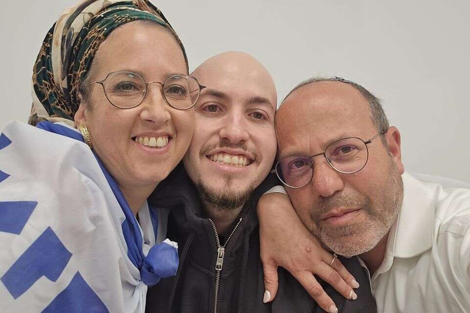 איתן מור עם הוריו צביקה ואפרת , דובר צה"ל