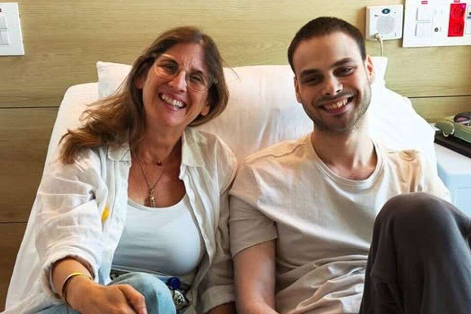 שורד השבי אלון אהל ואימו עידית בבית החולים , מתוך פייסבוק