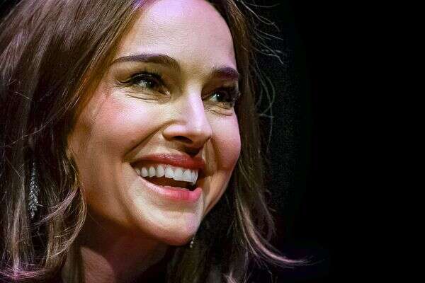 נטלי פורטמן בפסטיבל לומייר לקולנוע, צרפת, 13 באוקטובר 2025 , JEFF PACHOUD / AFP