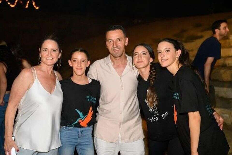 מימין לשמאל: אופיר, יובל, יוסי, אורן ונירה שרעבי , באדיבות המשפחה