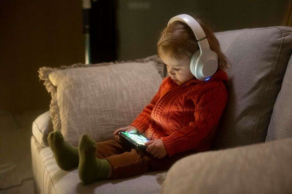 מחקר בדק מה קורה לפעוטות שנחשפים למסכים - והתוצאות מדאיגות