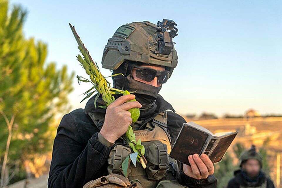 מציאות מקבילה. לוחם מברך על ארבעת המינים בלבנון , דובר צה"ל