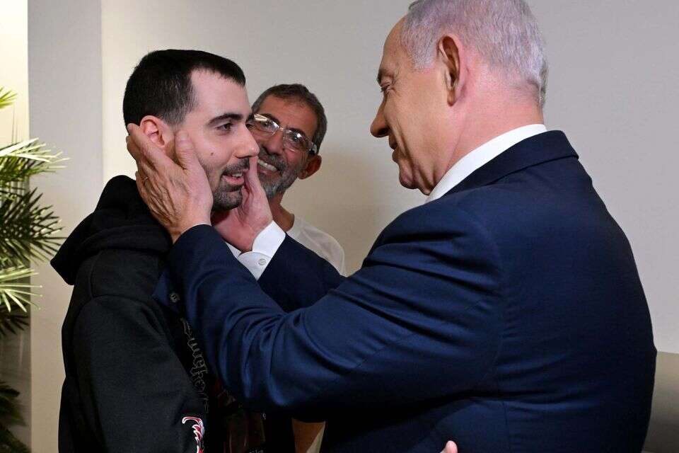 נתניהו עם שורד השבי גיא גלבוע דלאל, אתמול בביה"ח בלינסון , לע"מ