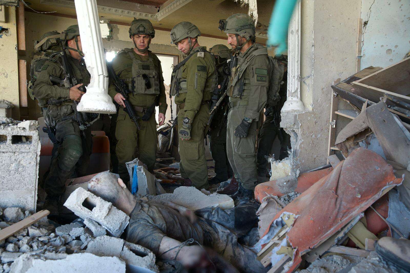 הקצינים מעל גופתו של סינוואר בזירת החיסול , דובר צה"ל