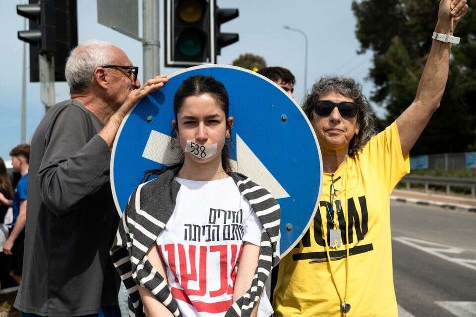 מיצג של תלמידה בצומת יפעת, ביום ה-538 למלחמה , אלון בנקי