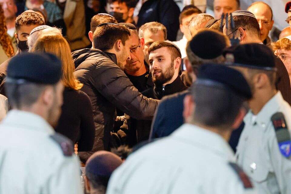 מתן אנגרסט ואביו חגי הלוויית מפקדו סרן דניאל פרץ עם אחיו של דניאל , אורן בו חקון