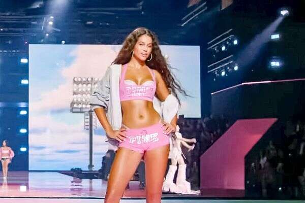 דניאלה חלפון בתצוגת ויקטוריה סיקרט, 15 באוקטובר 2025 , מתוך שידור התצוגה ביוטיוב