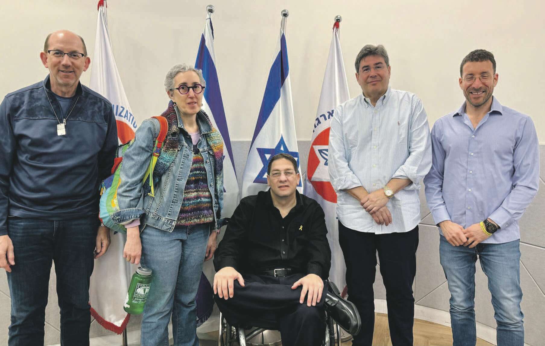 מימין לשמאל: איציק שמולי; אריק גולדשטיין, מנכ"ל פדרציית ניו יורק; עו"ד עידן קלימן; דברה ג'וסלו, מנהלת תכנון ראשית פדרציית ניו יורק; מארק מדין, סמנכ"ל בכיר בפדרציה   , ארגון נכי צה"ל