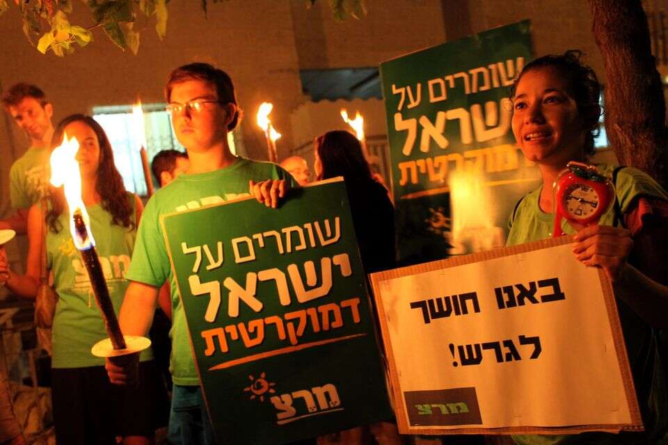 פעילי מרץ הדליקו לפידים מול ביתו של שר הפנים אלי ישי במחאה על הזזת שעון החורף (ארכיון) , יואב ארי דודקביץ  