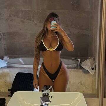 ויקטוריה סיקרט: מי הדוגמנית שצעדה לצידה של דניאלה?