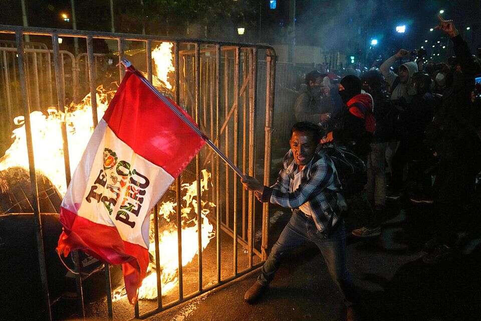 מפגין במהלך העימותים עם המשטרה בפרו , איי.פי