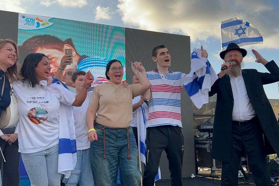 מקסים הרקין ומשפחתו חוגגים בטירת הכרמל , מישל דוט קום