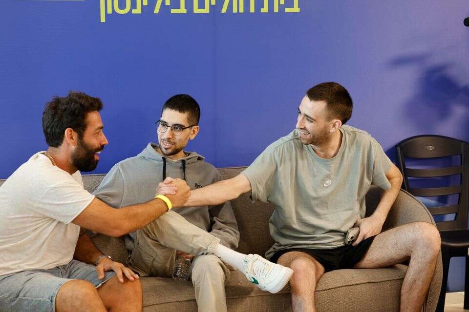 החטופים ששבו עם רביד פלוטניק , גיא יחיאלי