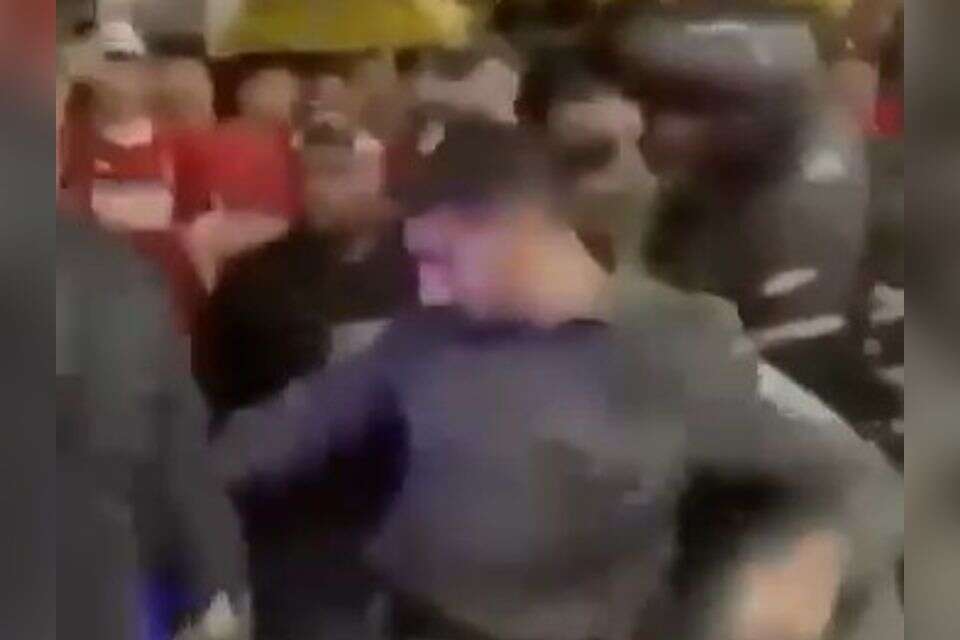 שוטר בועט באוהד לאחר הדרבי , ללא קרדיט