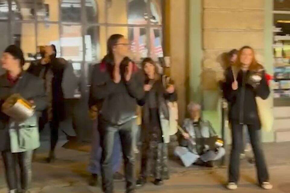 מפגינים פרו-פלשתינים מפריעים לצילומי הסדרה הישראלית "זרות" , צילום מסך, באדיבות YES