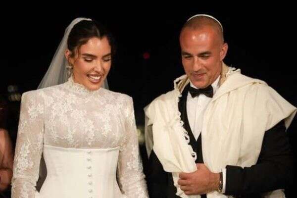 נצמדים. מור ממן ובעלה דוד אזולאי ביום חתונתם , אינסטגרם