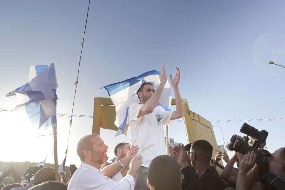 אבינתן אור חזר לביתו בשילה
, .