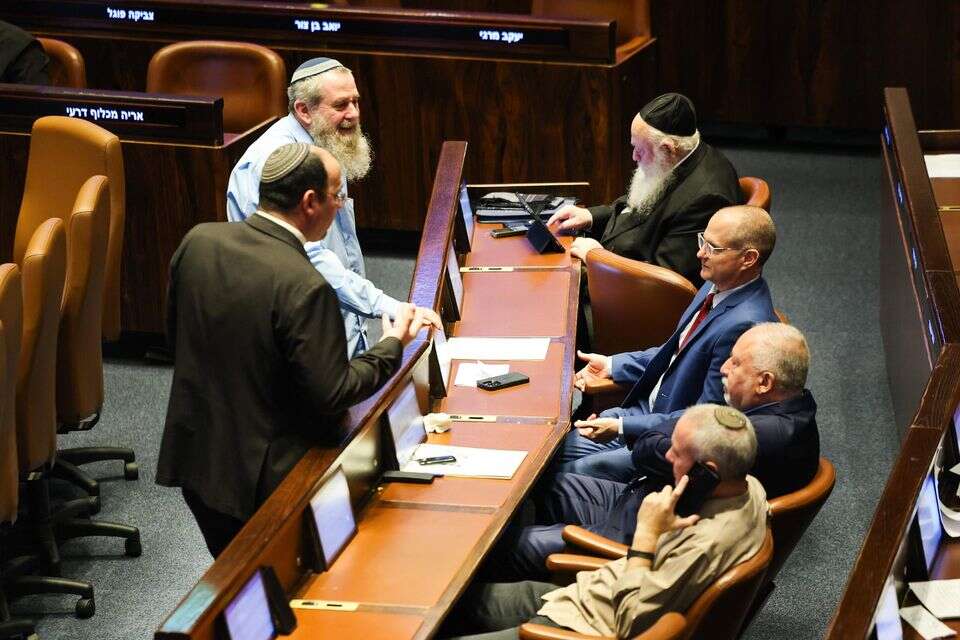 עברו בטרומית. ההצבעה על חוקי הריבונות של חברי הכנסת ליברמן ומעוז , .