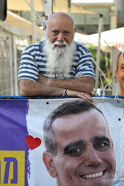 דני מירן לצד תמונת בנו, עמרי מירן , אפרת אשל