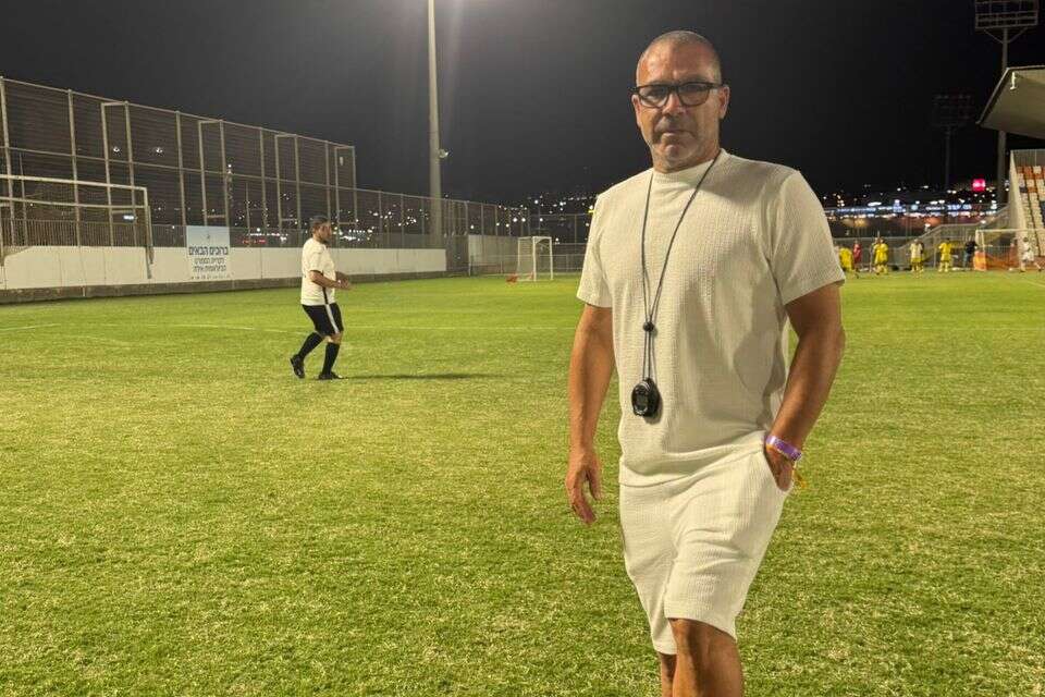 פיני בלילי על הקווים , ללא