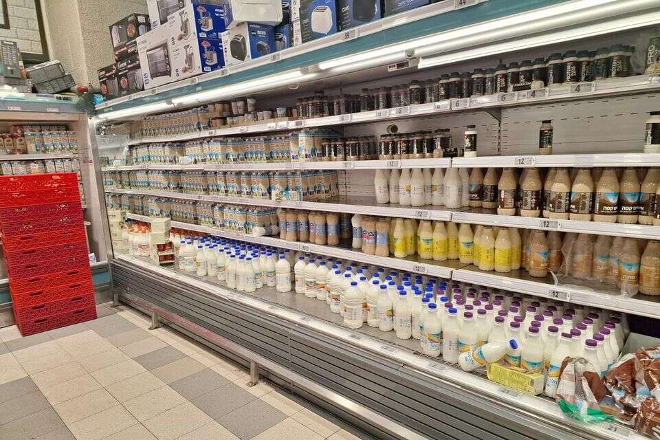 מדפי החלב בסניף רמי לוי במישור אדומים (ארכיון) , ללא