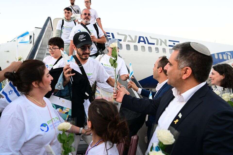 השר סופר מקבל פני עולים חדשים בנתב"ג , יוסי זליגר