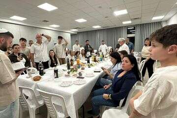 מתן אנגרסט ומשפחתו בארוחת שישי ראשונה מזה שנתיים , פרטי