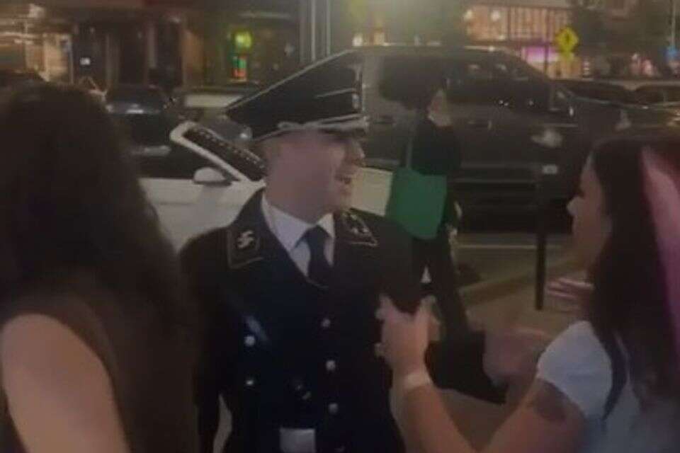 גבר במדי SS תקף אישה בארה"ב , ללא קרדיט
