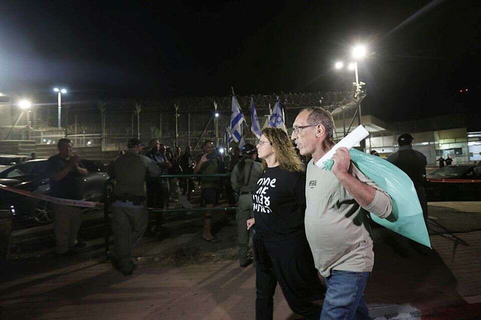 עמוס דורון משתחרר מבית המעצר , .