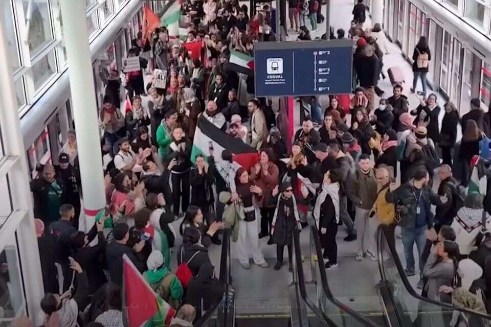 המחאה בנמל התעופה שארל דה גול בפריז בשבת האחרונה , שימוש לפי סעיף 27א' לחוק זכויות יוצרים