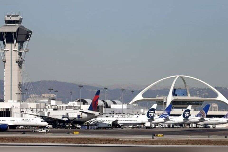עצירת טיסות בנמל התעופה LAX בלוס אנג'לס , שימוש לפי סעיף 27א' לחוק זכויות יוצרים