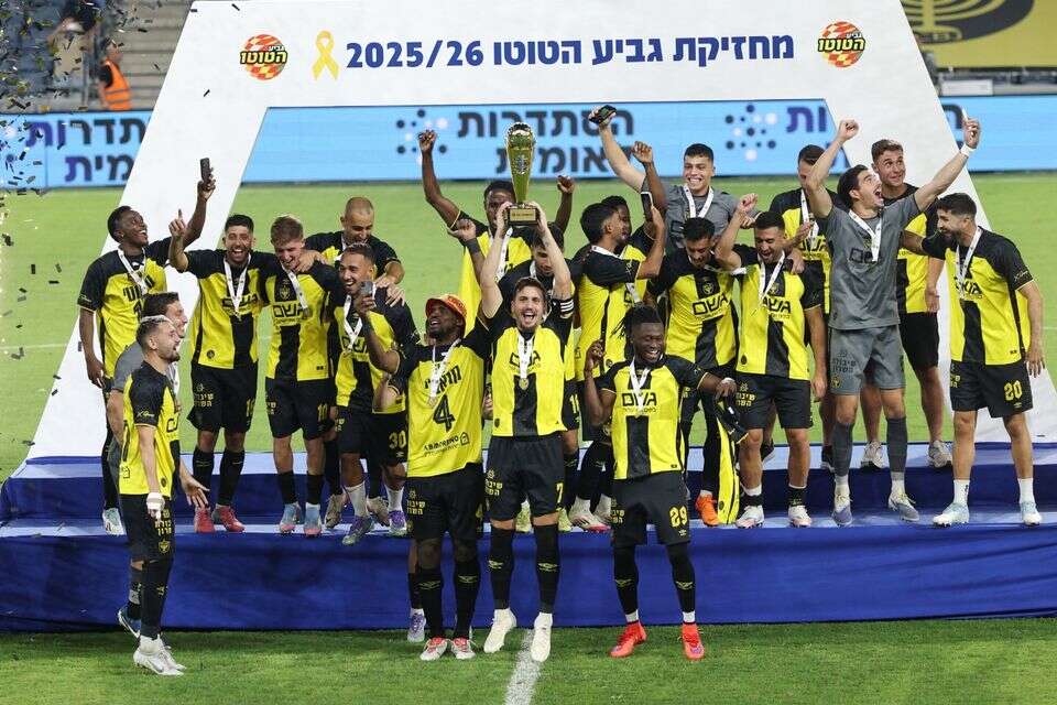 שחקני בית"ר ירושלים מניפים את גביע הטוטו , אלן שיבר