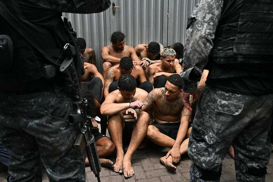 אנשי קרטל שנשבו על ידי המשטרה בברזיל , איי.אף.פי