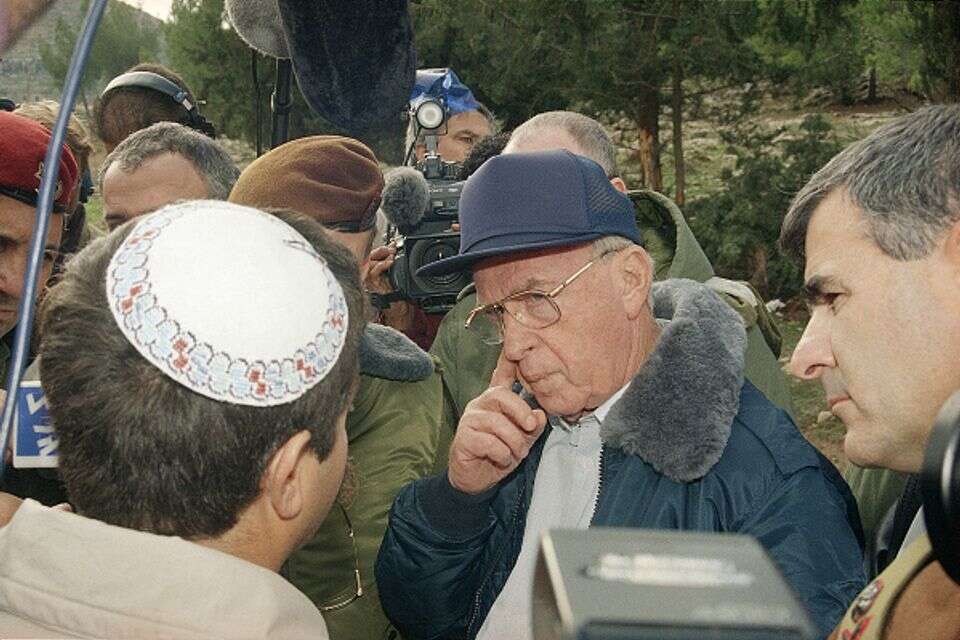 האיש בכובע המצחייה. יצחק רבין, 1994 , אי.פי